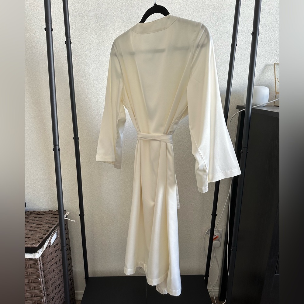White Robe - Picture 2 of 2
